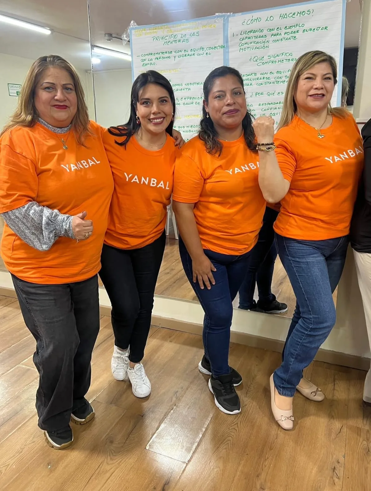 Equipo de consultoras con el polo naranja de Yanbal en una capacitación