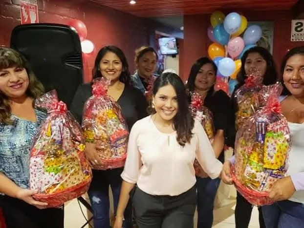 Consultoras del equipo recibiendo canastas de premios
