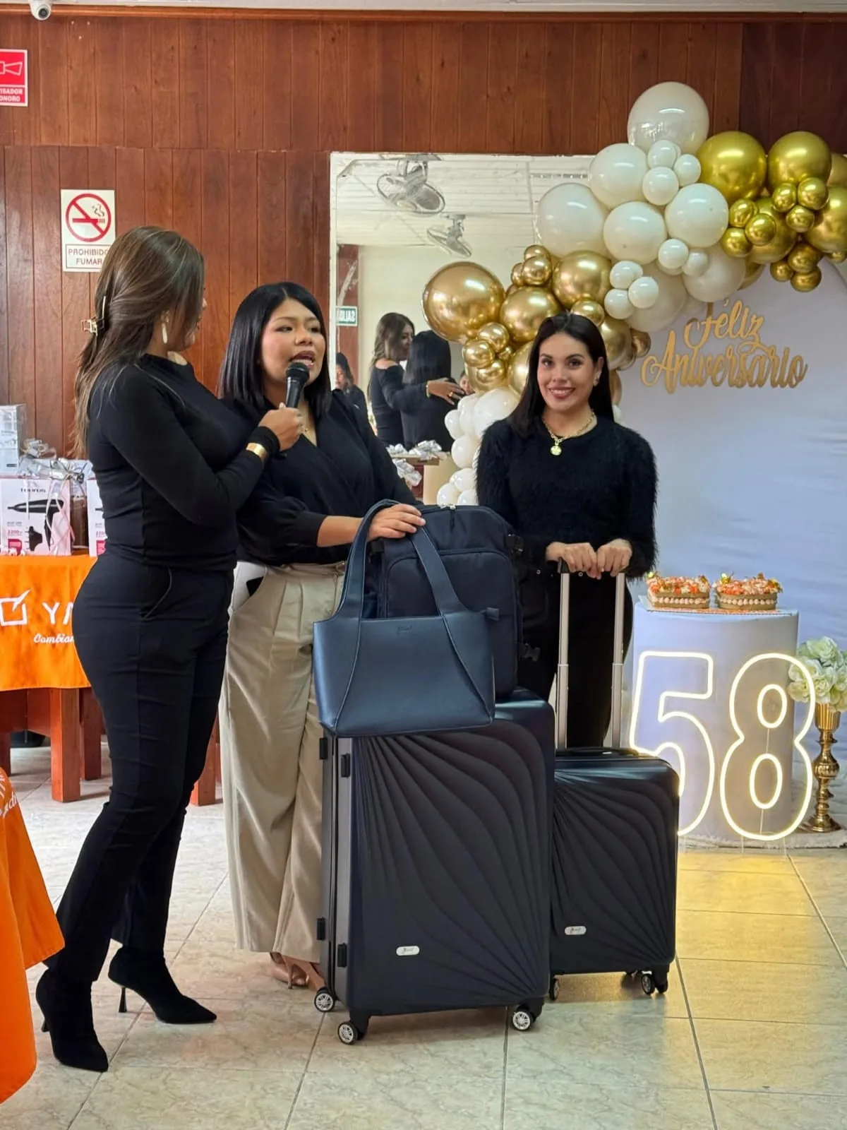 Entrega de premios en el aniversario Yanbal: juego de maletas de viaje