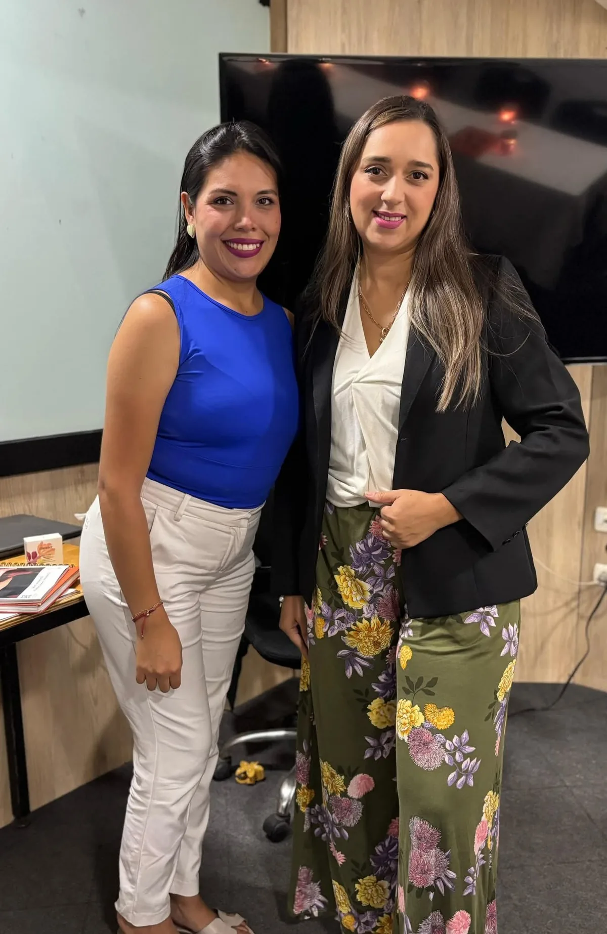Marcia Avilez junto a una de las Directoras que formó en su equipo