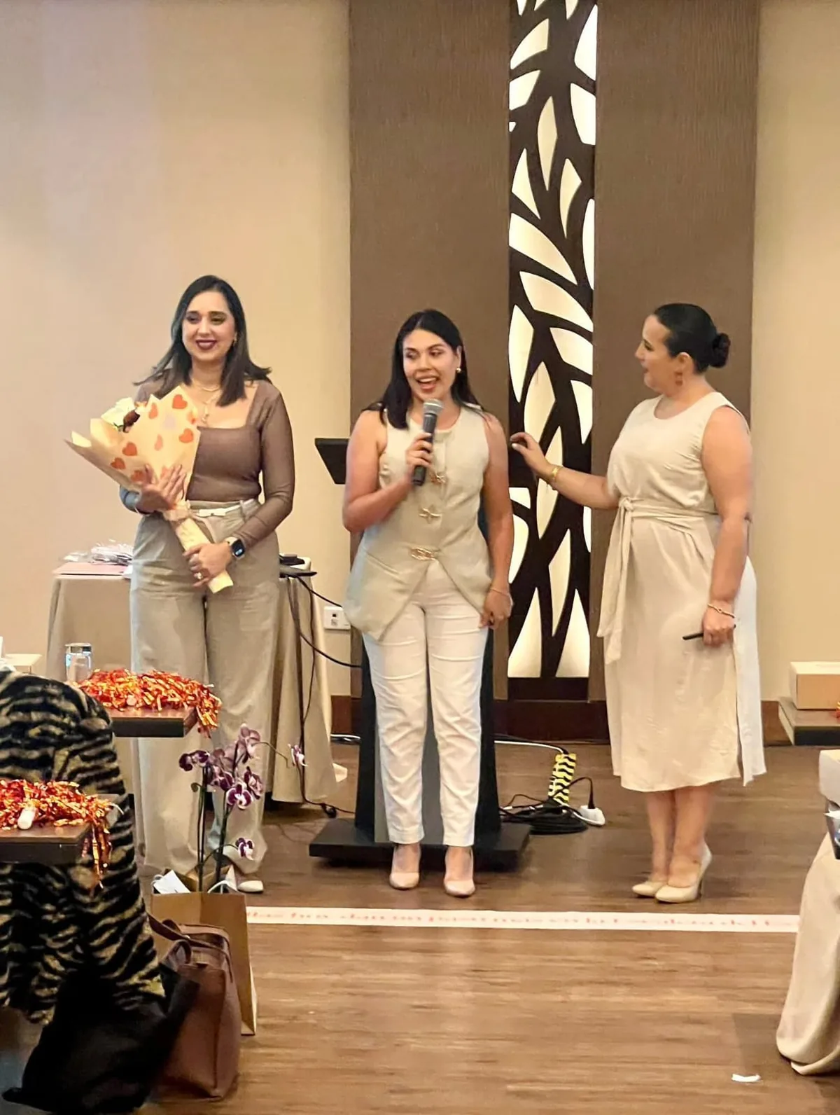 Marcia Avilez recibiendo un reconocimiento en el escenario de un evento Yanbal